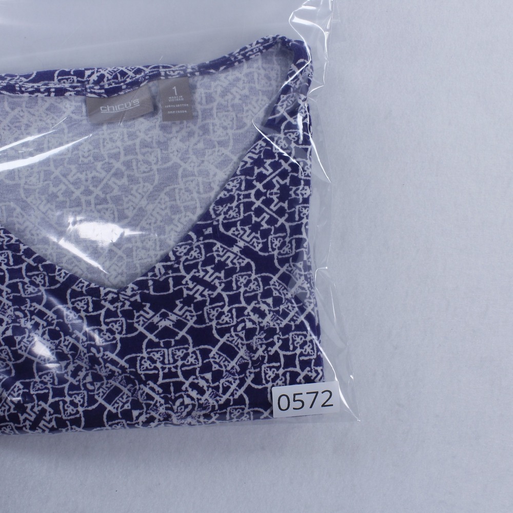 Chico's Blue White Geometric Mandala Knit V-Neck Short Sleeve Top T-Shirt Size 1